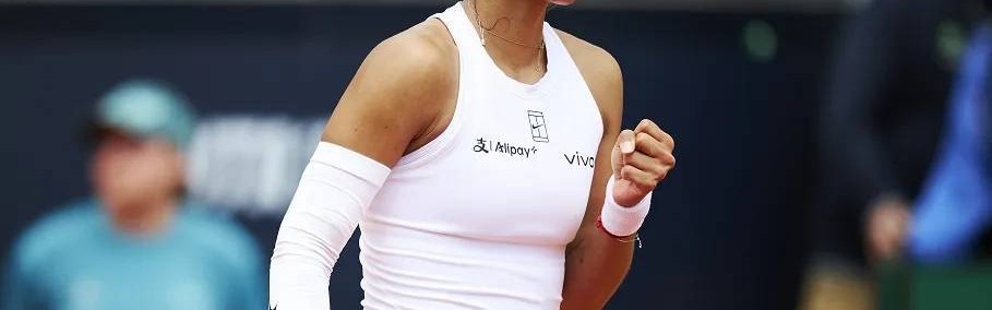 郑钦文双喜临门！2-0横扫后，捡到软柿子，保送4强