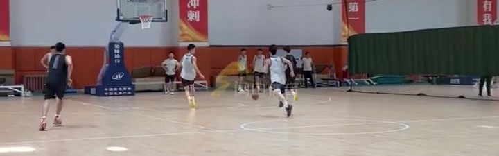 九游会j9官网真人游戏第一品牌山东男篮今日进行队内对抗赛 邱彪给状元谢智杰“开小灶”