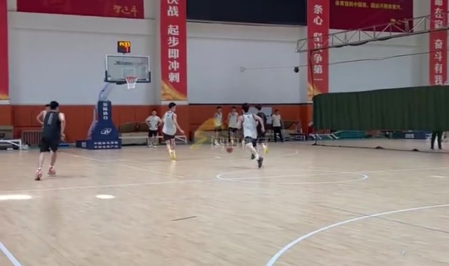 九游会j9官网真人游戏第一品牌山东男篮今日进行队内对抗赛 邱彪给状元谢智杰“开小灶”