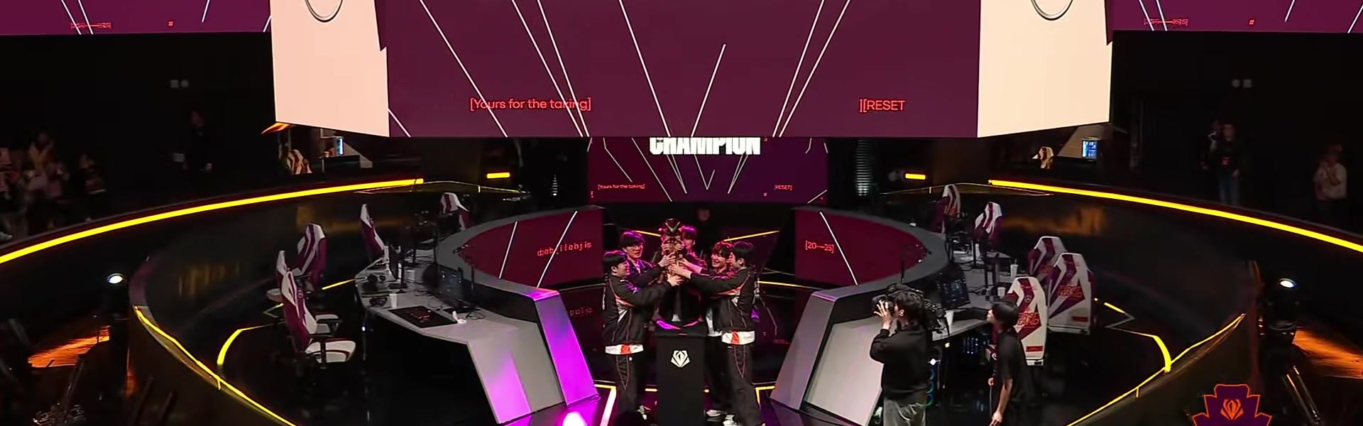 九游会j9官网真人游戏第一品牌恭喜HLE夺得全球先锋赛冠军！HLE赛后五人共同捧起冠军奖杯