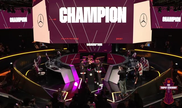 九游会j9官网真人游戏第一品牌恭喜HLE夺得全球先锋赛冠军！HLE赛后五人共同捧起冠军奖杯