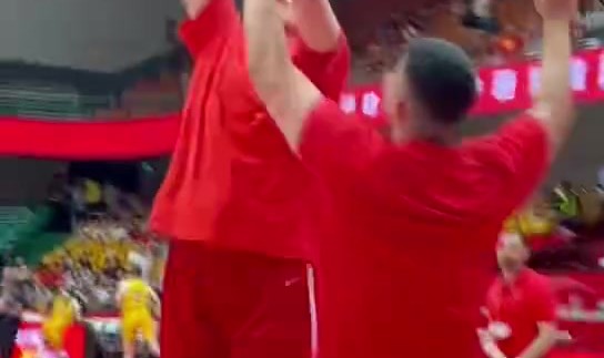 九游会·j9官方网站一伸手就碰到篮筐了😮张子宇迎家乡济南首秀 赛前对抗投篮热身