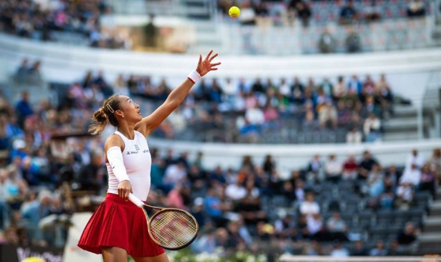 随着郑钦文1-2高芙，赛后诞生了两大赢家，两大输家