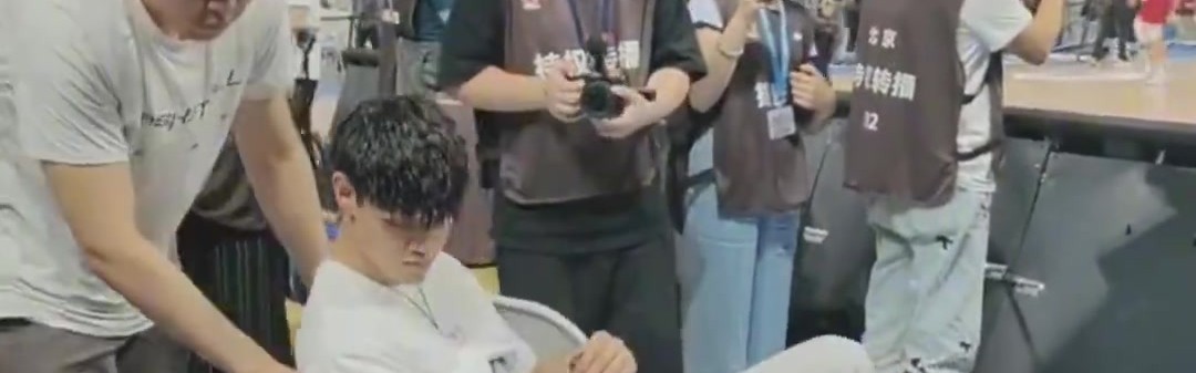 九游会·j9官方网站暖心一幕！曾凡博离场时 对手布朗、奈特、朱俊龙跑过来送上安慰