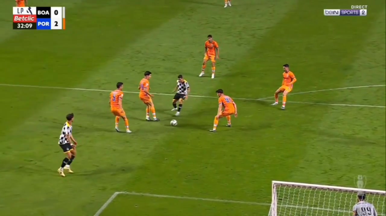 j9九游会老哥俱乐部交流离谱🤣波尔图球员抬手指挥队友解围，后者将球踢到他手臂上送点