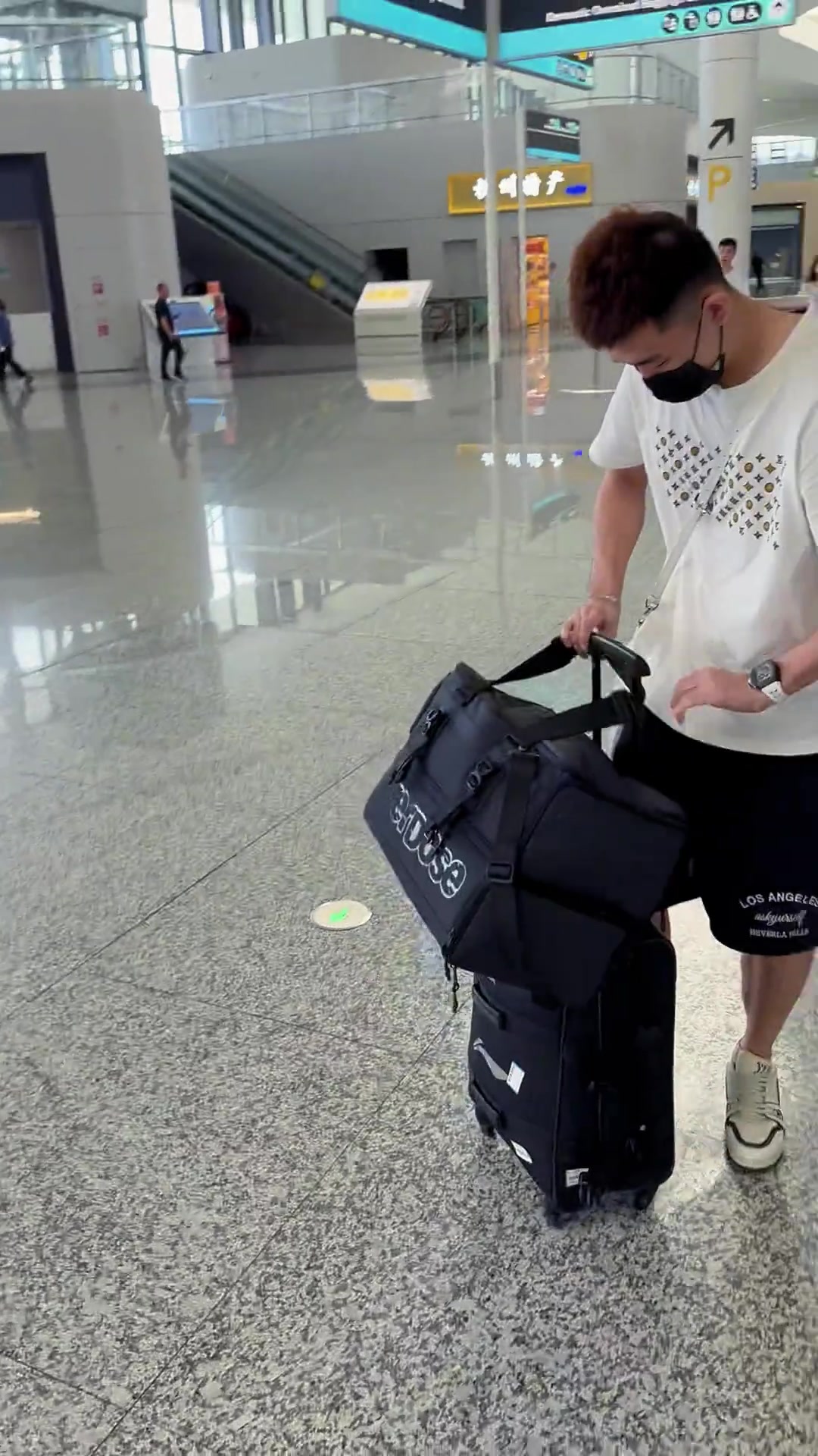 j9九游真人游戏第一平台会玩儿 周琦晒随球队前往贵港视频 给孙铭徽P了个踢足球🤣