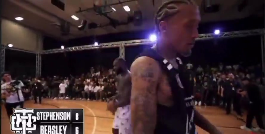 j9九游会老哥俱乐部交流师弟与比斯利单挑过程中与场边球迷爆发冲突✊🏿场面十分混乱